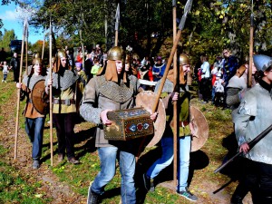 Senovės karžygių uniformomis dėvintys lietuviai - Maišiagaloje.